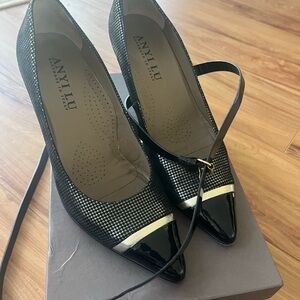 Anyi Lu Stefani’s 2 Black and silver Women's sz 8